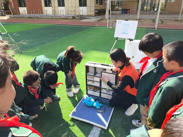 花街小学：家长进课堂教学生自救尊龙凯时app平台郑州高新区莲